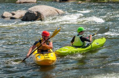 Köy Myhiya, Nikolaev region, Ukrayna - 2 Temmuz 2017: güneşli havalarda Güney Bug Nehri üzerinde kayak. Aşırı dinlenme, rafting ve Kayak sporcu eğitim için popüler bir yer.