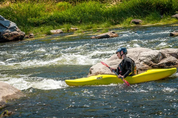Village Myhiya, région de Nikolaev, Ukraine - 2 juillet 2017 : Kayak sur la rivière Bug Sud par temps ensoleillé. Un endroit populaire pour les loisirs extrêmes et l'entraînement des athlètes de rafting et de kayak . — Photo
