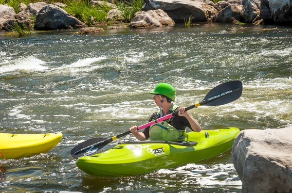 Village Myhiya, région de Nikolaev, Ukraine - 2 juillet 2017 : Kayak sur la rivière Bug Sud par temps ensoleillé. Un endroit populaire pour les loisirs extrêmes et l'entraînement des athlètes de rafting et de kayak . — Photo