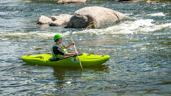 Village Myhiya, região de Nikolaev, Ucrânia - 2 de julho de 2017: Caiaque no Rio Bug do Sul em clima ensolarado. Um lugar popular para recreação extrema e treinamento de rafting e caiaque atletas . — Fotografia de Stock