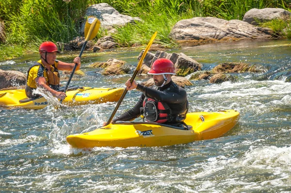 Village Myhiya, região de Nikolaev, Ucrânia - 2 de julho de 2017: Caiaque no Rio Bug do Sul em clima ensolarado. Um lugar popular para recreação extrema e treinamento de rafting e caiaque atletas . — Fotografia de Stock