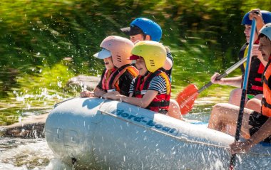 Köy Myhiya, Nikolaev region, Ukrayna - 2 Temmuz 2017: çocuklar ve rafting. Aşırı aile eğlence ve eğitim sporcuların rafting ve Kano içinde için popüler bir yer.