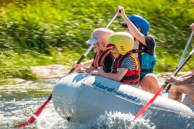 Köy Myhiya, Nikolaev region, Ukrayna - 2 Temmuz 2017: çocuklar ve rafting. Aşırı aile eğlence ve eğitim sporcuların rafting ve Kano içinde için popüler bir yer.