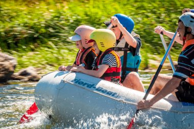 Köy Myhiya, Nikolaev region, Ukrayna - 2 Temmuz 2017: çocuklar ve rafting. Aşırı aile eğlence ve eğitim sporcuların rafting ve Kano içinde için popüler bir yer.