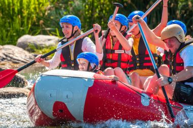Köy Myhiya, Nikolaev region, Ukrayna - 2 Temmuz 2017: çocuklar ve rafting. Aşırı aile eğlence ve eğitim sporcuların rafting ve Kano içinde için popüler bir yer.