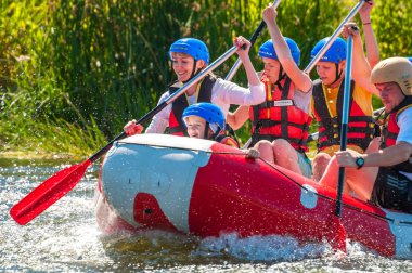 Köy Myhiya, Nikolaev region, Ukrayna - 2 Temmuz 2017: çocuklar ve rafting. Aşırı aile eğlence ve eğitim sporcuların rafting ve Kano içinde için popüler bir yer.
