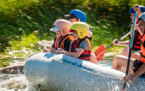 Village Myhiya, Nikolaev region, Ukraine - July 2, 2017: Kids and rafting. A popular place for extreme family recreation and training of athletes in rafting and kayaking. — Stock Photo, Image
