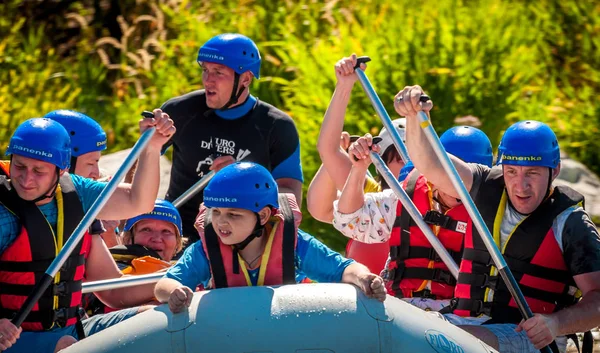 Dorf myhiya, nikolaev region, Ukraine - 2. Juli 2017: Kinder und Rafting. ein beliebter Ort für extreme Familienerholung und Ausbildung von Sportlern in Rafting und Kajak. — Stockfoto