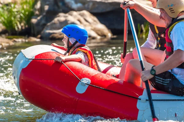 Village Myhiya, região de Nikolaev, Ucrânia - 2 de julho de 2017: Crianças e rafting. Um lugar popular para recreação familiar extrema e treinamento de atletas em rafting e caiaque . — Fotografia de Stock