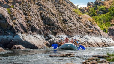 Köy Mihia, Mykolayiv region, Ukrayna - 2 Temmuz 2017: Rafting ve Kano. Aşırı aile ve şirket rekreasyon gibi sporcular için eğitim için popüler bir yer.