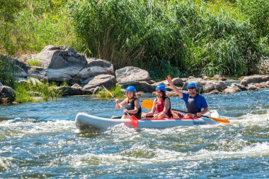 Köy Mihia, Mykolayiv region, Ukrayna - 2 Temmuz 2017: Rafting ve Kano. Aşırı aile ve şirket rekreasyon gibi sporcular için eğitim için popüler bir yer.