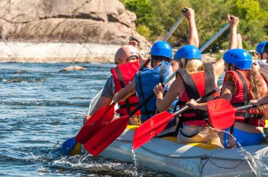 Köy Mihia, Mykolayiv region, Ukrayna - 2 Temmuz 2017: Rafting ve Kano. Aşırı aile ve şirket rekreasyon gibi sporcular için eğitim için popüler bir yer.