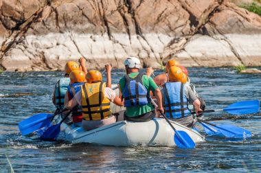 Köy Mihia, Mykolayiv region, Ukrayna - 2 Temmuz 2017: Rafting ve Kano. Aşırı aile ve şirket rekreasyon gibi sporcular için eğitim için popüler bir yer.