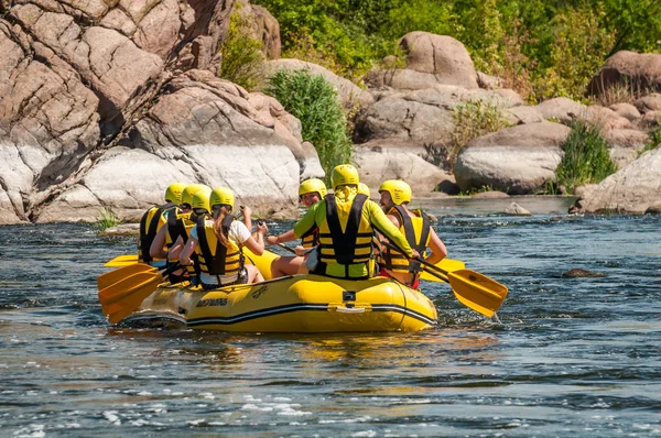 Village Mihia, região de Mykolayiv, Ucrânia - 2 de julho de 2017: Rafting e caiaque. Um lugar popular para extrema família e recreação corporativa, bem como treinamento para atletas . — Fotografia de Stock