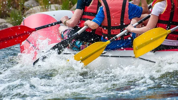 Rafting. Vista ravvicinata dei remi con spruzzi d'acqua . — Foto Stock