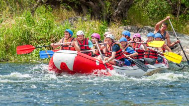 Köy Mihia, Mykolayiv bölgesi, Güney Bug Nehri, Ukrayna - 9 Temmuz 2017: Rafting ve Kano. Aşırı aile ve şirket rekreasyon gibi sporcular için eğitim için popüler bir yer.
