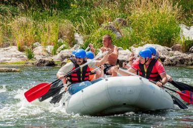 Köy Mihia, Mykolayiv bölgesi, Güney Bug Nehri, Ukrayna - 9 Temmuz 2017: Rafting ve Kano. Aşırı aile ve şirket rekreasyon gibi sporcular için eğitim için popüler bir yer.