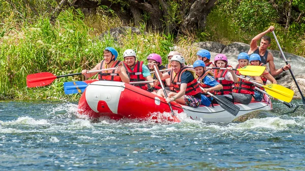 Village Mihia, região de Mykolayiv, South Bug River, Ucrânia - 9 de julho de 2017: Rafting e caiaque. Um lugar popular para extrema família e recreação corporativa, bem como treinamento para atletas . — Fotografia de Stock