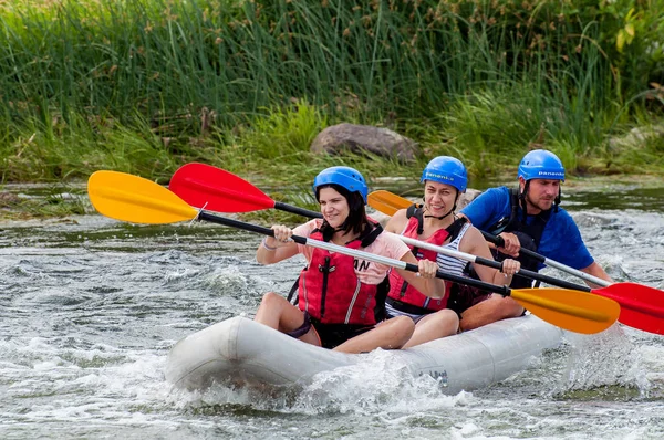 Köy Mihia, Mykolayiv bölgesi, Güney Bug Nehri, Ukrayna - 9 Temmuz 2017: Rafting ve Kano. Aşırı aile ve şirket rekreasyon gibi sporcular için eğitim için popüler bir yer.