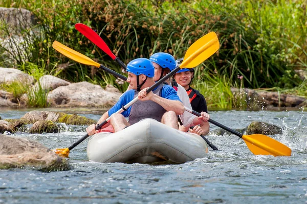 Village Mihia, région de Mykolayiv, rivière Bug Sud, Ukraine - 9 juillet 2017 : Rafting et kayak. Un endroit populaire pour les loisirs extrêmes en famille et en entreprise ainsi que pour l'entraînement des athlètes . — Photo