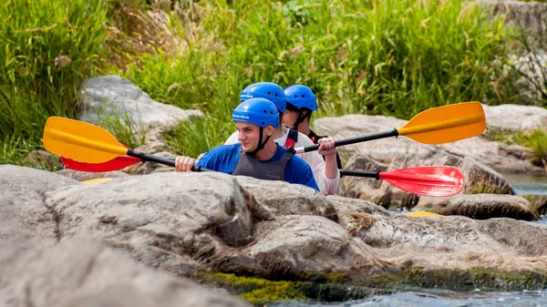 Köy Mihia, Mykolayiv bölgesi, Güney Bug Nehri, Ukrayna - 9 Temmuz 2017: Rafting ve Kano. Aşırı aile ve şirket rekreasyon gibi sporcular için eğitim için popüler bir yer.