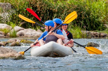 Köy Mihia, Mykolayiv bölgesi, Güney Bug Nehri, Ukrayna - 9 Temmuz 2017: Rafting ve Kano. Aşırı aile ve şirket rekreasyon gibi sporcular için eğitim için popüler bir yer.