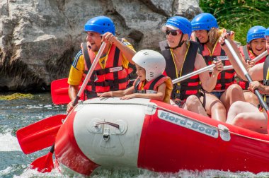 Mihia, Ukrayna - 9 Temmuz 2017: Rafting. Aşırı aile ve şirket rekreasyon gibi sporcular için eğitim için popüler bir yer. Çocuklar heyecanla aşırı katılmak.