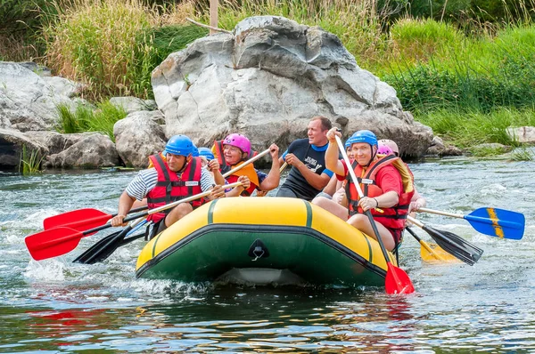 Wieś Mihia, Mikołajów, Południowej Bugu, Ukraina - 9 lipca 2017: Rafting i spływy kajakowe. Popularnym miejscem dla ekstremalnych rodzinne i firmowe, a także szkolenia dla sportowców. — Zdjęcie stockowe