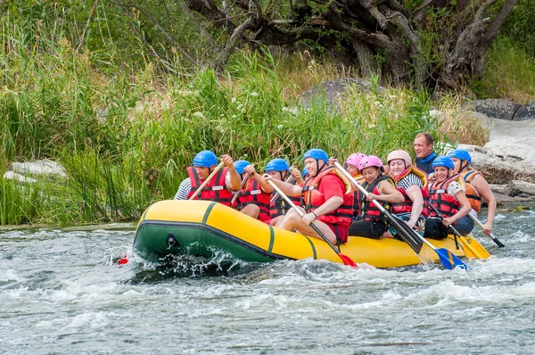 Village Mihia, região de Mykolayiv, South Bug River, Ucrânia - 9 de julho de 2017: Rafting e caiaque. Um lugar popular para extrema família e recreação corporativa, bem como treinamento para atletas . — Fotografia de Stock