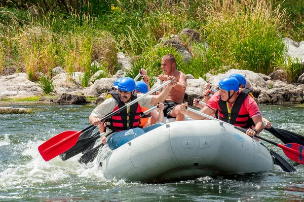Village Mihia, região de Mykolayiv, South Bug River, Ucrânia - 9 de julho de 2017: Rafting e caiaque. Um lugar popular para extrema família e recreação corporativa, bem como treinamento para atletas . — Fotografia de Stock