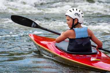 Köy Myhia, Mykolayiv bölgesi, Güney Bug Nehri, Ukrayna - 9 Temmuz 2017: bir genç trenler Kayak sanatı. Kaba river rapids üzerinde tekne tekneler. Çocuk ustaca rafting içinde devreye girer.
