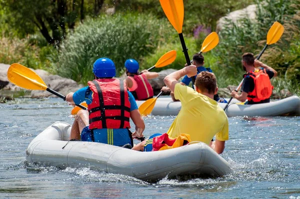 Rafting. Desportos emocionantes e radicais para a família e recreação corporativa . — Fotografia de Stock