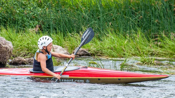 Village Myhia, región de Mykolayiv, South Bug River, Ucrania - 9 de julio de 2017: Un adolescente entrena en el arte del kayak. Barcas en rápidos de río. El niño se dedica hábilmente al rafting. . —  Fotos de Stock