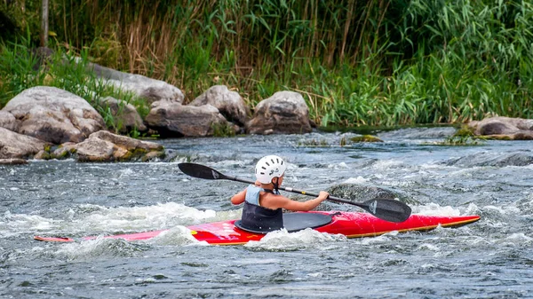 Village Myhia, région de Mykolayiv, rivière South Bug, Ukraine - 9 juillet 2017 : Un adolescent s'entraîne dans l'art du kayak. Bateau sur des rapides fluviaux accidentés. L'enfant est habilement engagé dans le rafting . — Photo