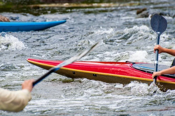 La nariz del kayak y los remos están cerca. Rafting en rápidos fluviales . —  Fotos de Stock