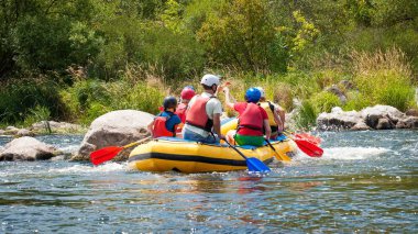 Kaba river rapids rafting. Doğada aşırı tatil.