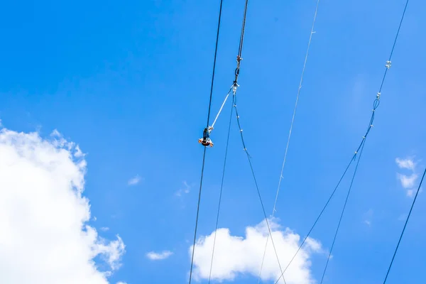 Equipo para el curricán seguro en un cable de acero. Zipline . —  Fotos de Stock