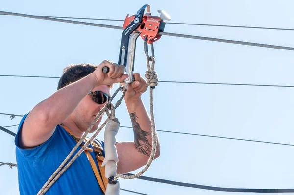 Ucrania, Migea - 30 de julio de 2017: Zipline. El instructor dirige la instrucción sobre la seguridad del ventilador siguiente del extremo. Plataforma de partida en una roca alta. Descanso extremo y activo . —  Fotos de Stock