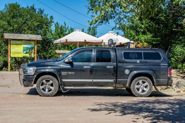 Ukrayna, Migea - 30 Temmuz 2017: Amerikan Off-road aracı kamyonet Dodge Ram 1500 5.7 L performans park yerinde