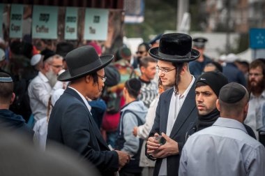 Uman, Ukrayna - 2 Ekim 2016: Rosh Hashanah, Yahudi yeni yılı 5777. Haham Nachman mezarında kutlanmaktadır. Hacılar geleneksel festival giysili. İki Hasidik Yahudiler arasındaki konuşma.