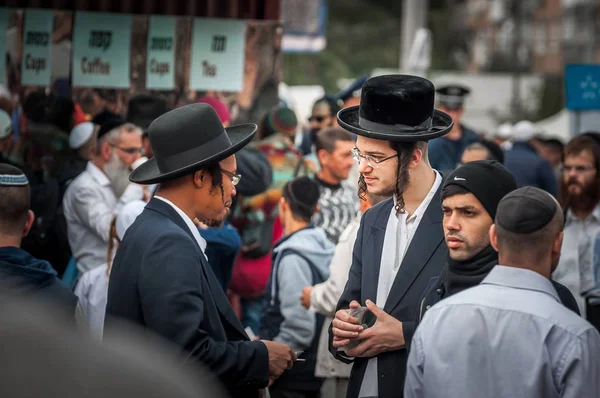 Умань, Украина - 2 октября 2016 года: Рош ха-Шана, еврейский Новый год 5777. Празднуется на могиле рабби Нахмана. Пилигримы в традиционной праздничной одежде. Беседа двух хасидских евреев . — стоковое фото