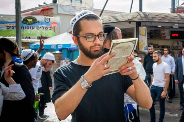 Uman, Ukrayna - 2 Ekim 2016: Rosh Hashanah, Yahudi yeni yılı 5777. Haham Nachman mezarında kutlanmaktadır. Hacılar Hasidim geleneksel festival kıyafetleri içinde kitle Uman üzerinde kutlamak.