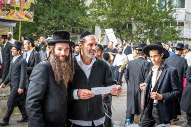 Uman, Ukrayna - 2 Ekim 2016: Rosh Hashanah, Yahudi yeni yılı 5777. Haham Nachman mezarında kutlanmaktadır. Hacılar Hasidim geleneksel festival kıyafetleri içinde kitle Uman üzerinde kutlamak.