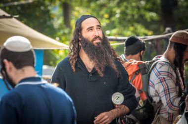 Uman, Ukrayna - 2 Ekim 2016: Rosh Hashanah, Yahudi yeni yılı 5777. Haham Nachman mezarında kutlanmaktadır. Hacılar Hasidim geleneksel festival kıyafetleri içinde kitle Uman üzerinde kutlamak.