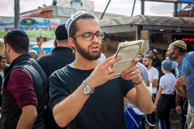 Uman, Ukrayna - 2 Ekim 2016: Rosh Hashanah, Yahudi yeni yılı 5777. Haham Nachman mezarında kutlanmaktadır. Hacılar Hasidim geleneksel festival kıyafetleri içinde kitle Uman üzerinde kutlamak.