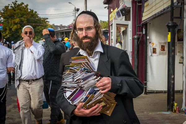 Uman, Ukrajna - 2016. október 2.: Ros hásáná, a zsidó újév 5777. Azt ünnepeljük a Uman Rabbi Nachman sírja közelében. A tömeges ünnep a Hasid zarándok eladja vallásos irodalom. — Stock Fotó