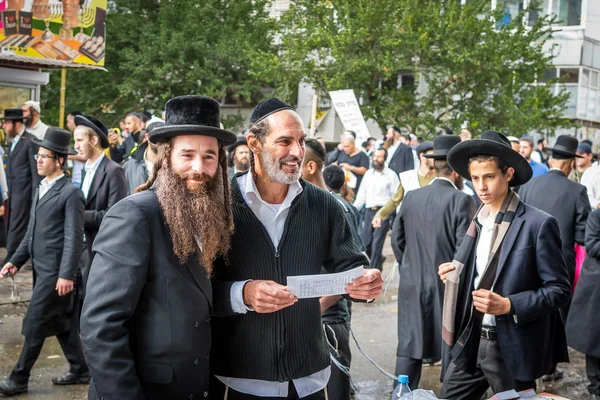 Uman, Ucrânia - 2 de outubro de 2016: Rosh Hashanah, Ano Novo Judaico 5777. É comemorado na sepultura do rabino Nachman. Peregrinos de Hasidim em traje festivo tradicional celebram a missa no Uman . — Fotografia de Stock