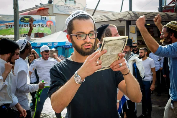 Uman, Ukrayna - 2 Ekim 2016: Rosh Hashanah, Yahudi yeni yılı 5777. Haham Nachman mezarında kutlanmaktadır. Hacılar Hasidim geleneksel festival kıyafetleri içinde kitle Uman üzerinde kutlamak.