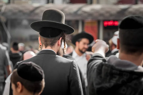 El judío Hasid en ropa tradicional con payos largos . — Foto de Stock