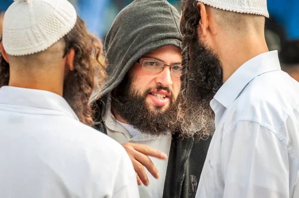 Uman, Ukrayna - 2 Ekim 2016: Rosh Hashanah, Yahudi yeni yılı 5777. Haham Nachman mezarında kutlanmaktadır. Hacılar Hasidim geleneksel festival kıyafetleri içinde kitle Uman üzerinde kutlamak.